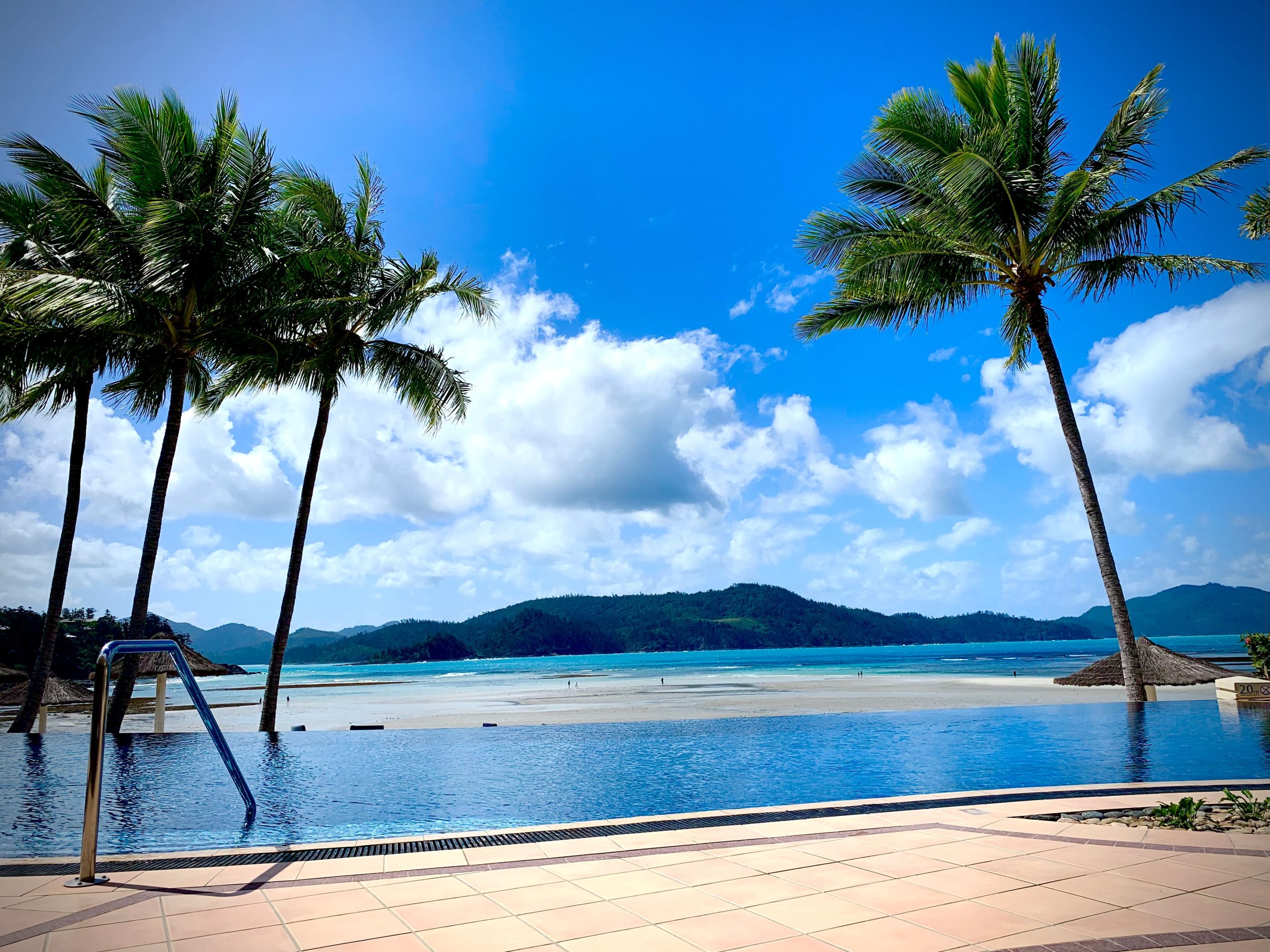 Stunning view of a tropical infinity pool overlooking the Whitsundays' pristine beaches